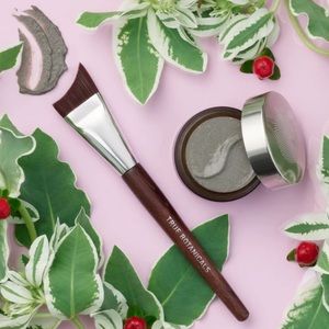 💄 True Botanicals Face Mask Brush